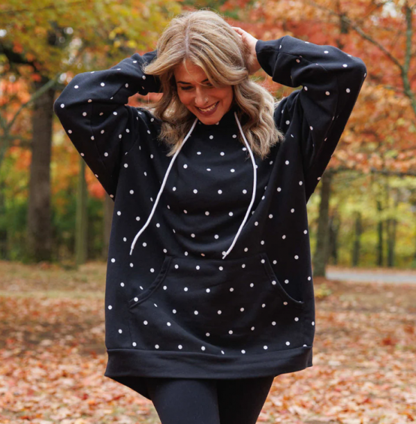 Hoodie oversize dengan motif polkadot